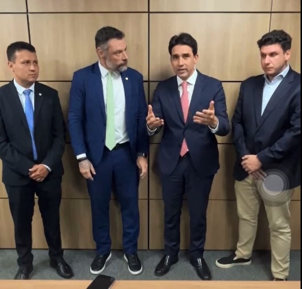 O ministro Sílvio Costa Filho, ao lado do presidente da Anac e dos deputados Fernando Marangoni e Rafael Saraiva, do União Brasil. — Foto: Reprodução
