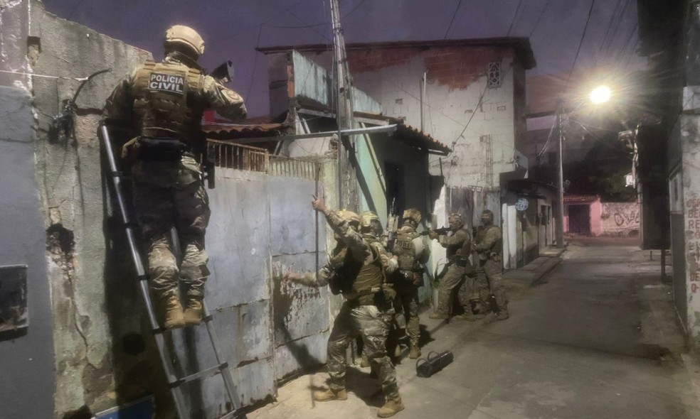 Operação cumpre mandados de prisão e de busca e apreensão contra membros do Comando Vermelho com atuação no Ceará. — Foto: Polícia Civil/ Divulgação