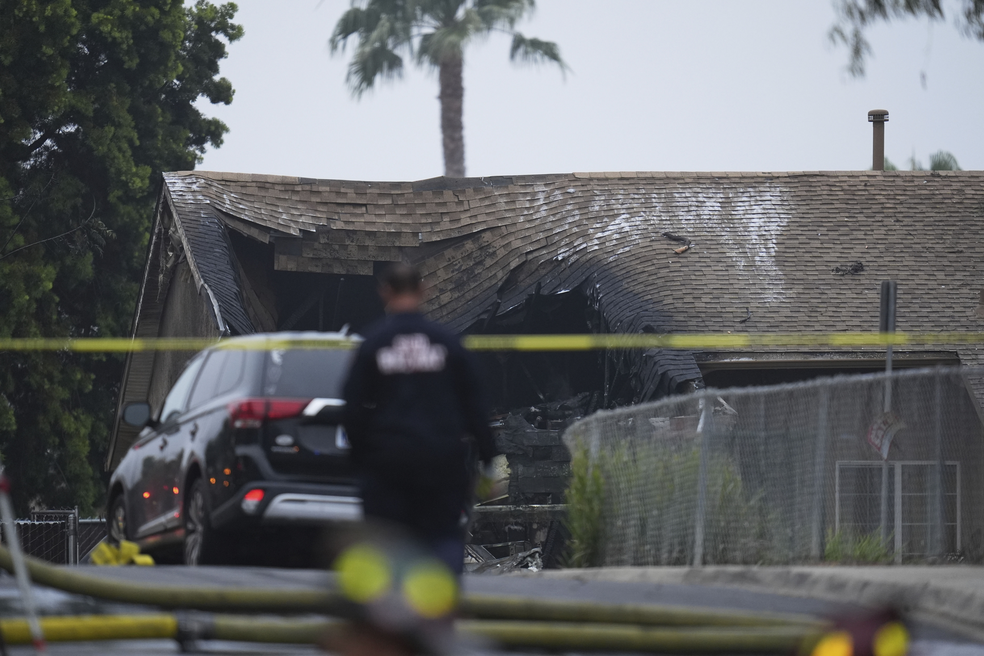 Autoridades de San Diego atuam no local de queda de avião de pequeno porte em bairro de San Diego em 22 de maio de 2025. — Foto: AP Photo/Gregory Bull