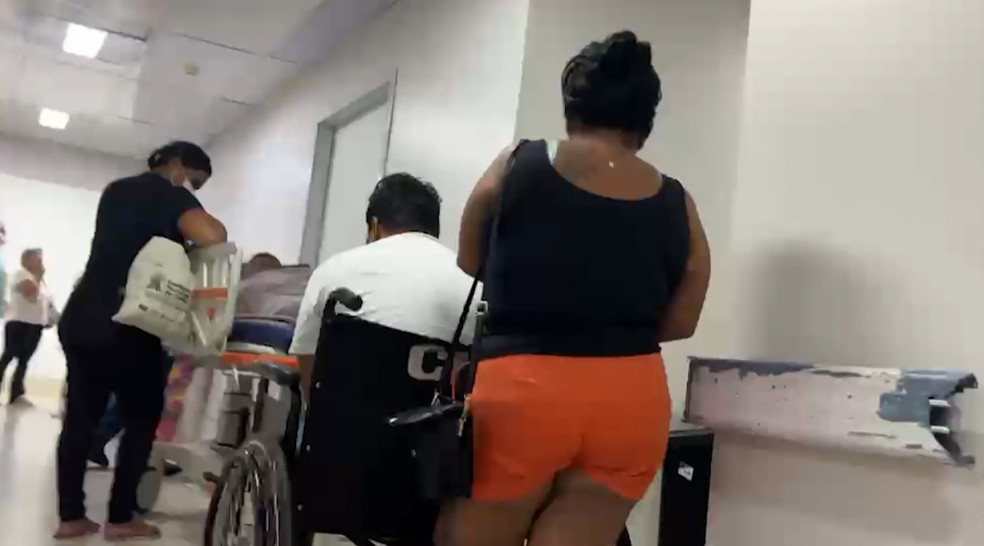 Por falta de leitos, pacientes ficam nos corredores do Complexo Hospitalar Sul. — Foto: Rede Amazônica