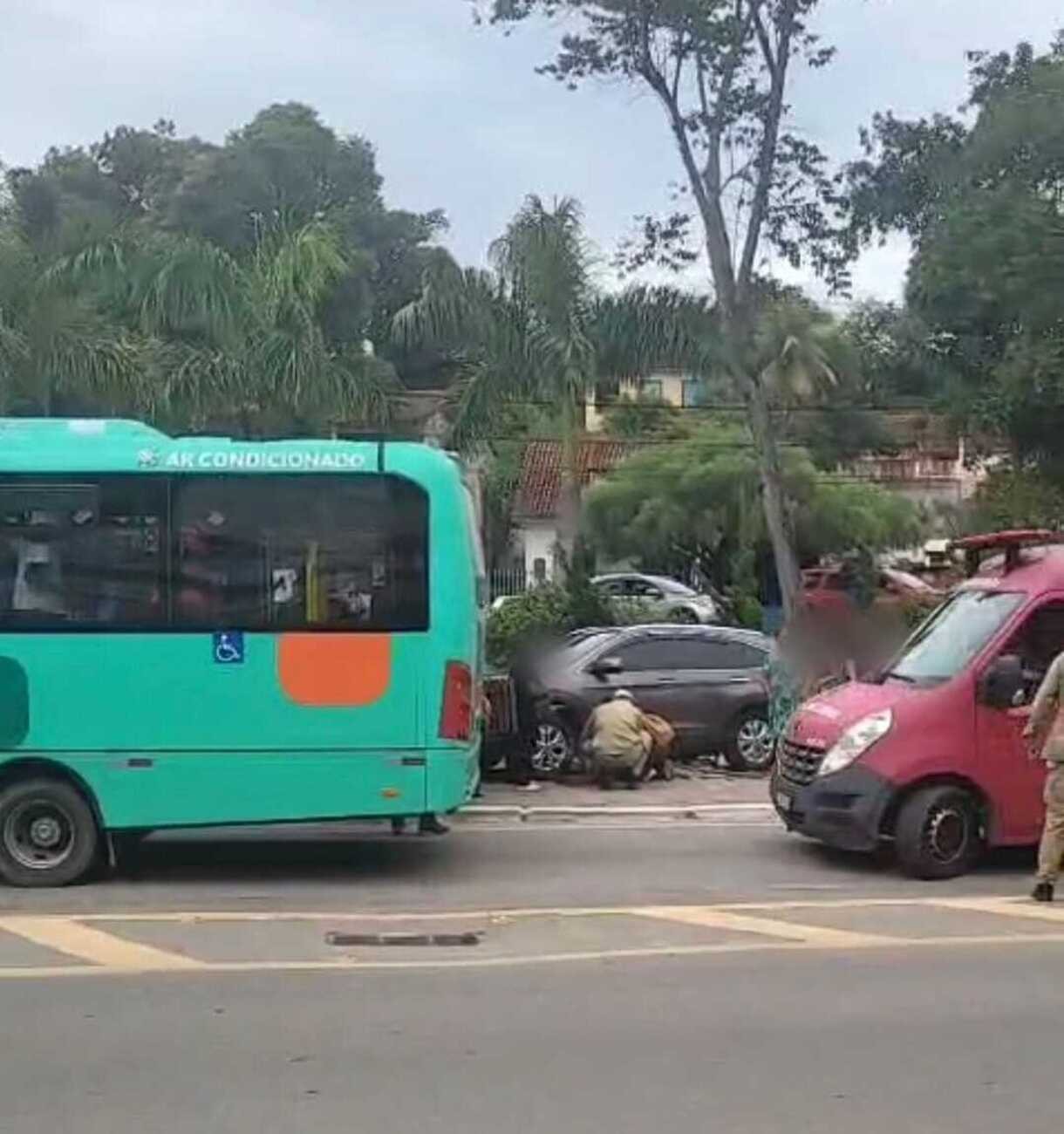 Carro bate contra ponto de ônibus e deixa mulher ferida em Miguel Pereira