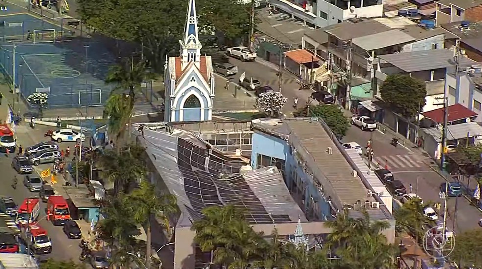 Teto do Santuário do Morro da Conceição desaba durante distribuição de cestas básicas e deixa feridos — Foto: Reprodução/TV Globo