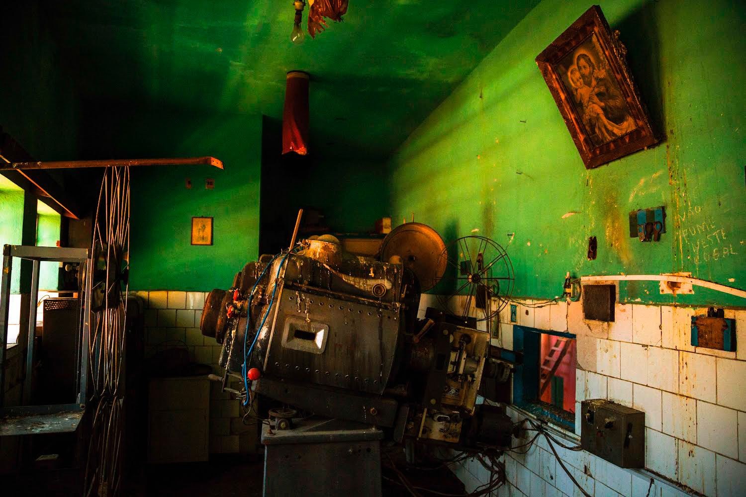 Mostra fotográfica relembra antigo cinema de rua de São Roque: 'Beleza única', diz fotógrafo