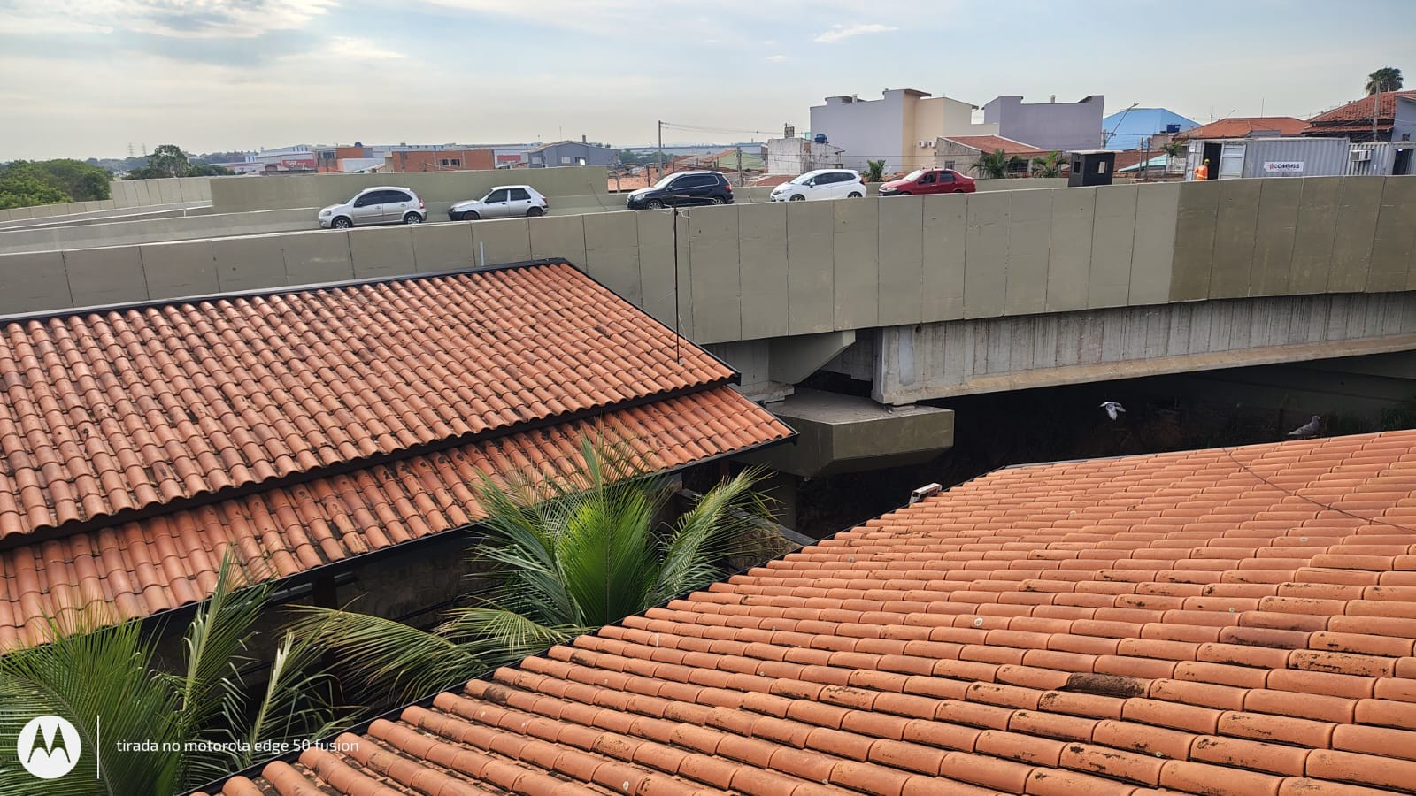 Viaduto recém-inaugurado no interior de SP fica a apenas 5 centímetros do telhado de casa, e moradores denunciam insegurança