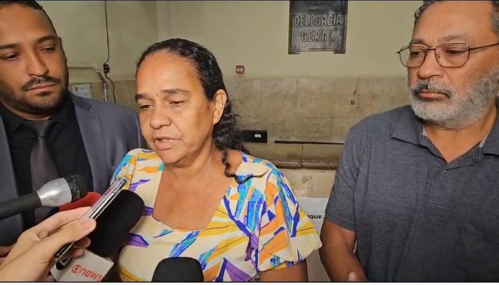 Vilma, mãe de torcedor morto por 'bean bag' chega ao DHPP — Foto: Anderson Colombo/TV Globo