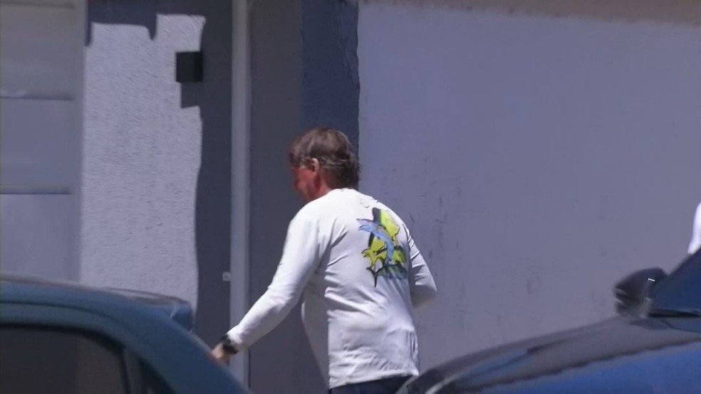 Jair Bolsonaro chega em casa de Angra dos Reis (RJ), alvo de busca e apreensão. — Foto: GloboNews/Reprodução
