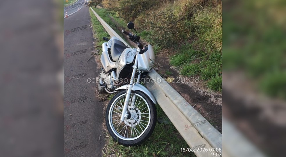 1 de 1
Equipe operacional encontrou moto da v&iacute;tima na altura do km 391 e apura circunst&acirc;ncias do acidente &mdash; Foto: Portal CCM &ndash; ARTESP (ccm.artesp.sp.gov.br)/Divulga&ccedil;&atilde;o