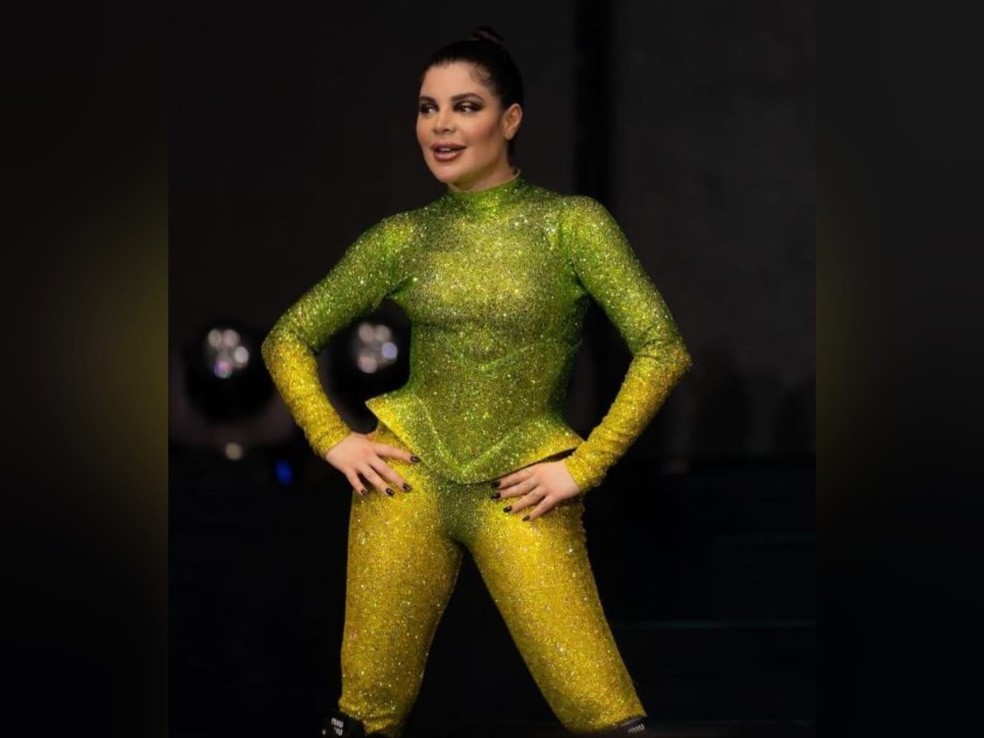 Gkay também usou macacão verde-amarelo brilhoso. — Foto: Paula Matoos/ A Farofa da Gkay