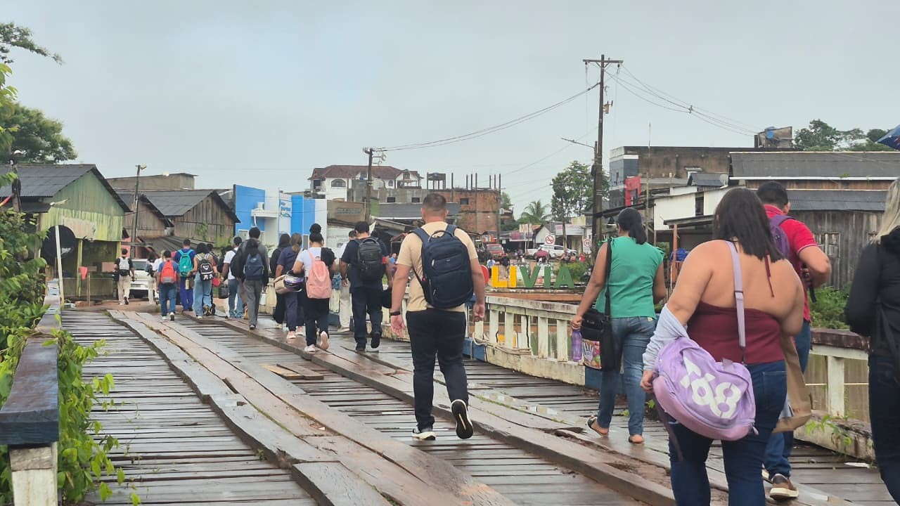 Lama, chuva e riscos diários: estudantes encaram travessia a pé em ponte comprometida por cheia no Acre