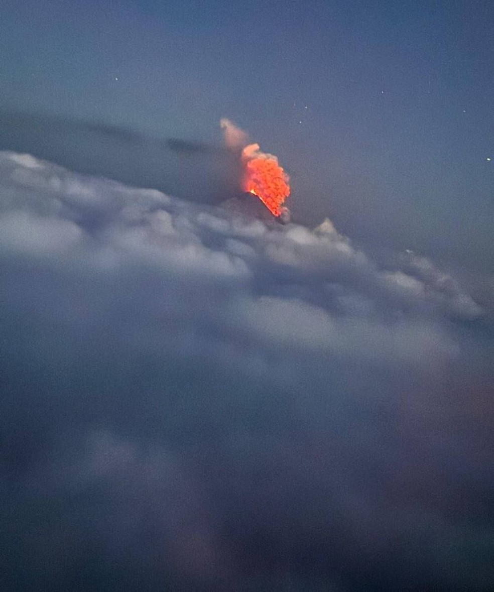 Lava incandescente após erupção do vulcão Klyuchevskoy — Foto: Serviço Geofísico Unificado da Academia Russa de Ciências / Divulgação
