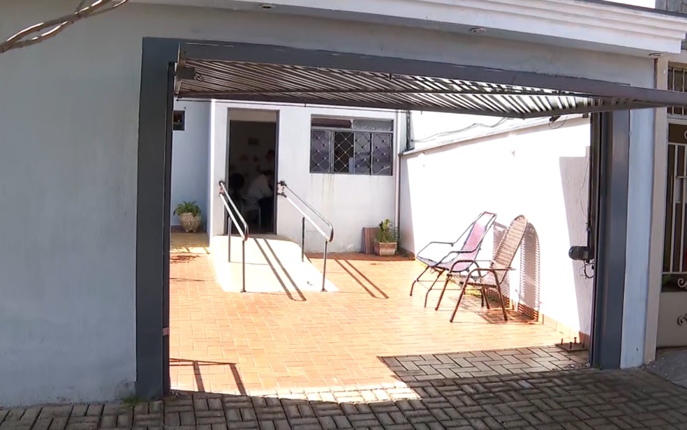 Fachada da clínica de repouso irregular na Rua Itapura, em Ribeirão Preto (SP), que foi interditada pela Justiça pela segunda vez por não ter licença sanitária e condições precárias — Foto: Reprodução EPTV
