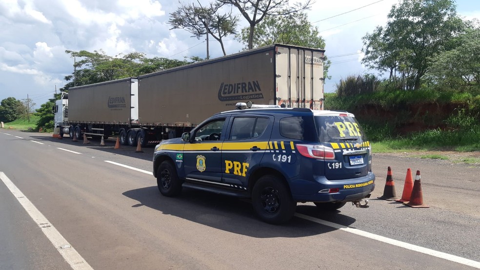 Em Guaiçara, motorista foi detido após uma ultrapassagem proibida — Foto: PRF/ Divulgação
