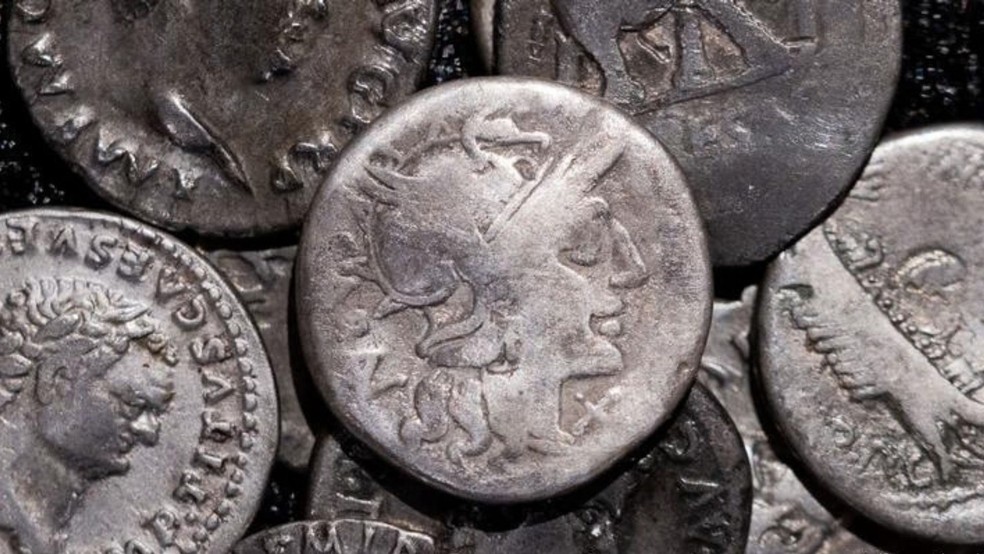 O tesouro é composto por 934 moedas romanas de prata, também conhecidas como denários, cunhadas entre 148 a.C. e o ano 124. — Foto: Rolf Vennenbernd/dpa/picture alliance via DW