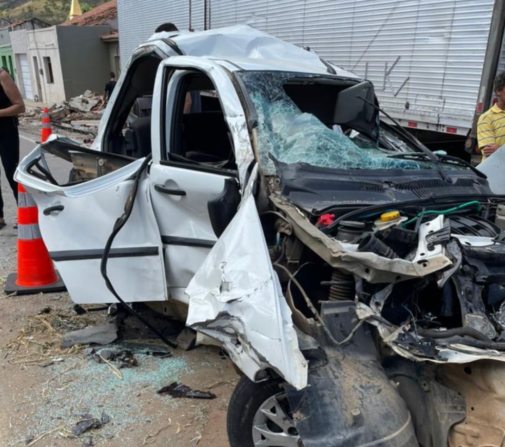 Três pessoas ficaram feridas após carro ser atingido por caminhão-baú desgovernado no interior do Ceará. — Foto: Edison Freitas/ SVM