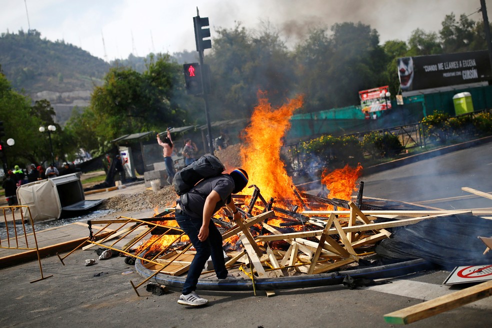 O CHILE ACORDOU. O povo luta nas ruas contra o…