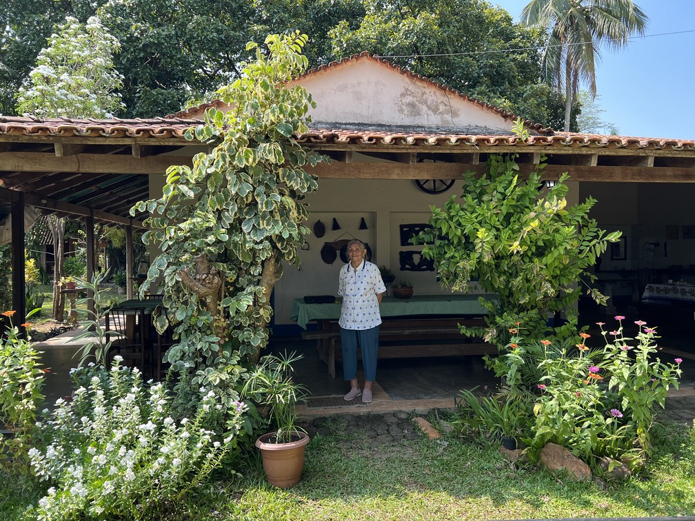 Maria América, matriarca da família Sousa e Silva, mantem forte a tradição do queijo na fazenda Bacabal, no município de Amajari, Norte de Roraima — Foto: Caíque Rodrigues/g1 RR