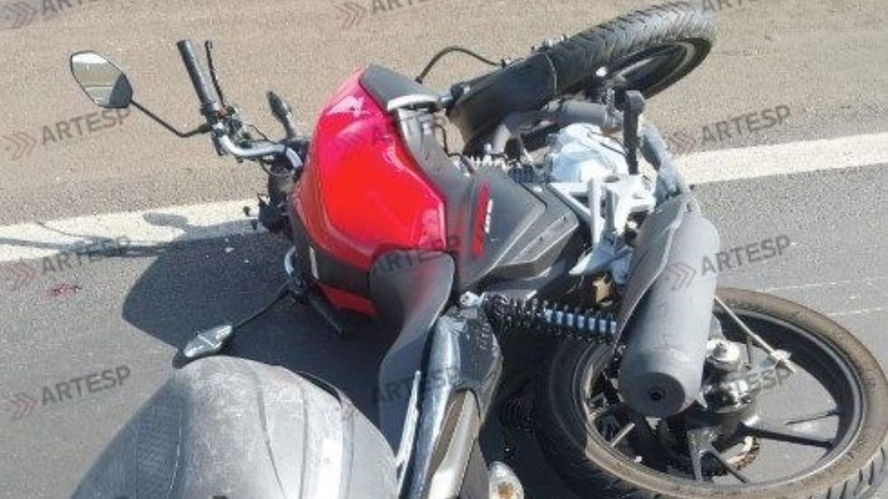 Motociclista morre em acidente com carreta na Rodovia Raposo Tavares em C&acirc;ndido Mota &mdash; Foto: Artesp/Divulga&ccedil;&atilde;o