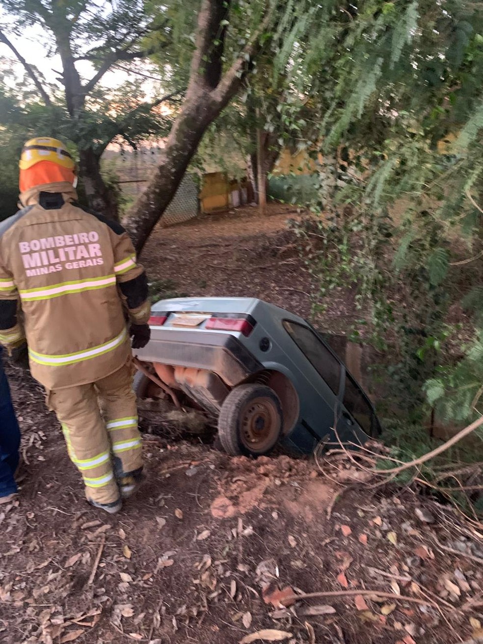 Carro caiu dentro de córrego em Bambuí — Foto: Corpo de Bombeiros/Divulgação