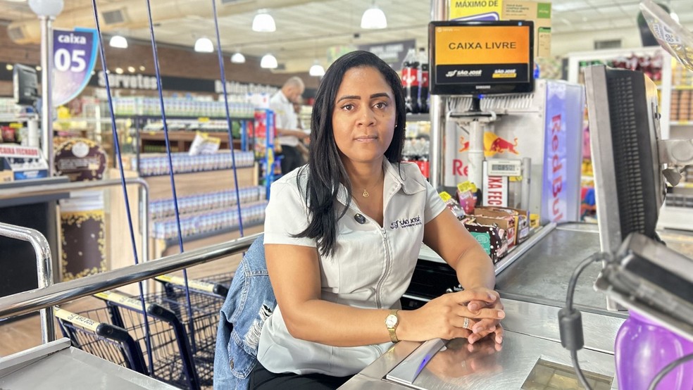 Daniele Roseno, caixa em supermercado de Vitória, no Espírito Santo — Foto: Viviane Machado/g1