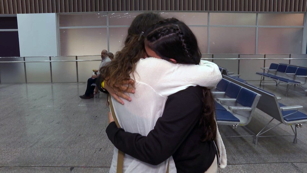 Mãe e filha se abraçam na chegada do 4º voo da FAB vindo de Israel — Foto: Reprodução/TV Globo
