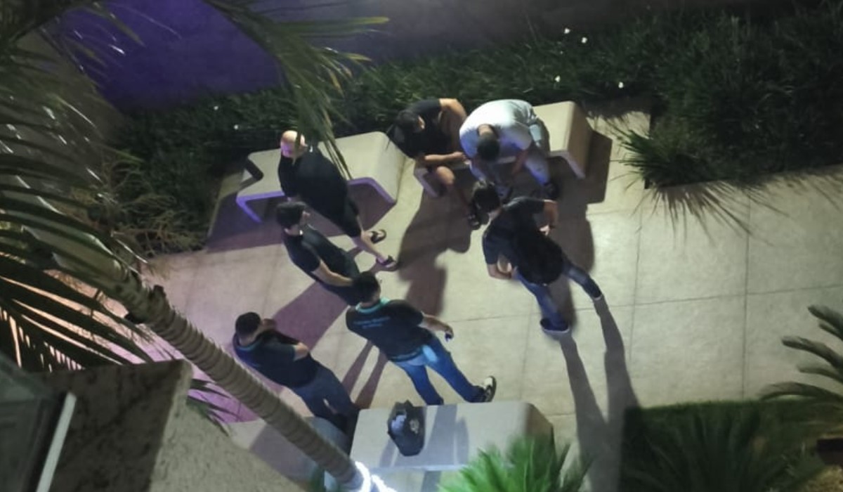 VÍDEO: PMs dão socos e chute em adolescente após suposta invasão a condomínio em Campinas