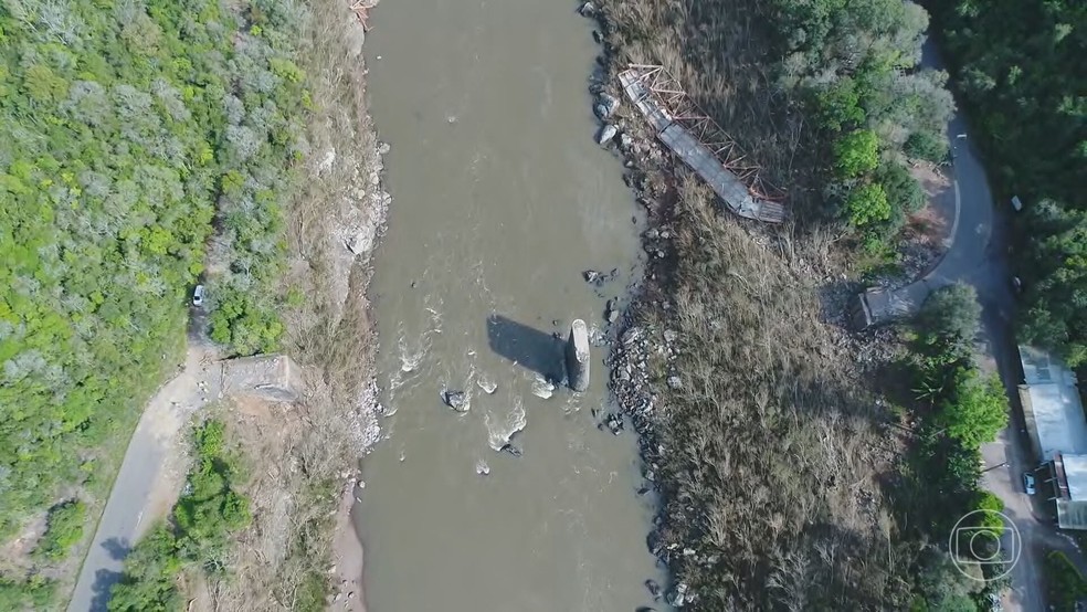 Ponte antiga foi levada por uma enchente. — Foto: TV Globo/Reprodução