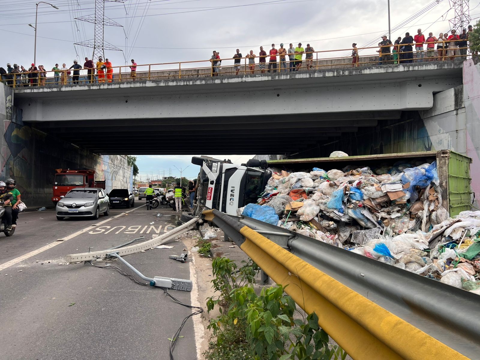 Carreta de entulho tomba e bloqueia trecho da Avenida das Flores em Manaus