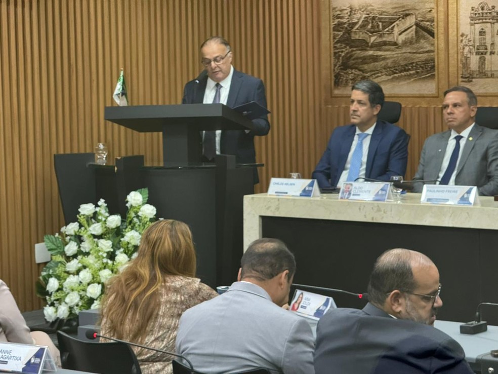 Paulinho Freire na Câmara Municipal de Natal fazendo a leitura da mensagem anual - tradição na abertura do ano legislativo — Foto: Sérgio Henrique Santos/Inter TV