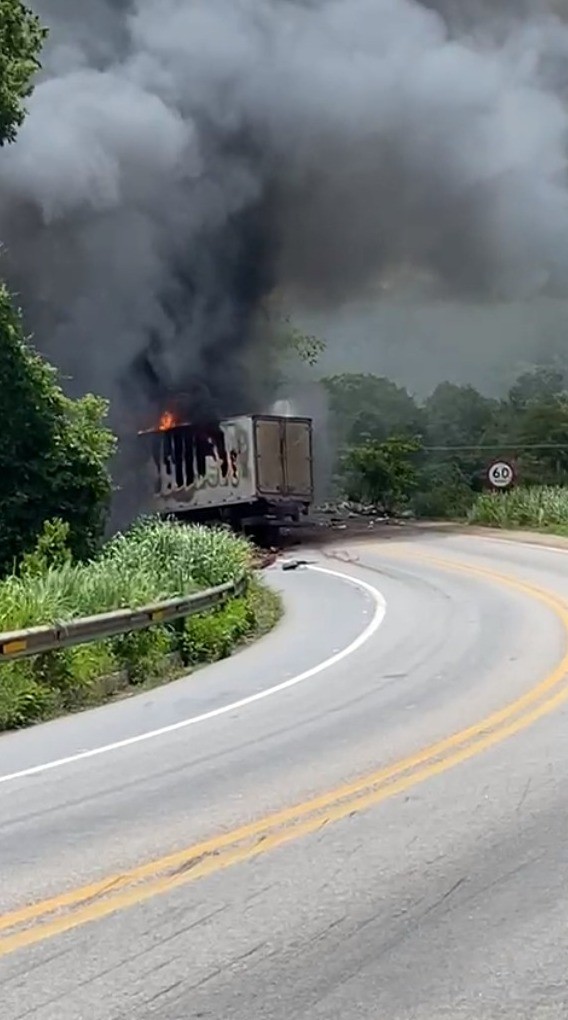 Caminhões pegam fogo após acidente e dois motoristas morrem em serra na BR-070 em MT; vídeo