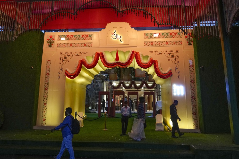 Entrada do local de casamento de Anant Ambani, filho mais novo do bilionário indiano Mukesh Ambani, com sua noiva Radhika Merchant. — Foto: AP Photo/Rafiq Maqbool