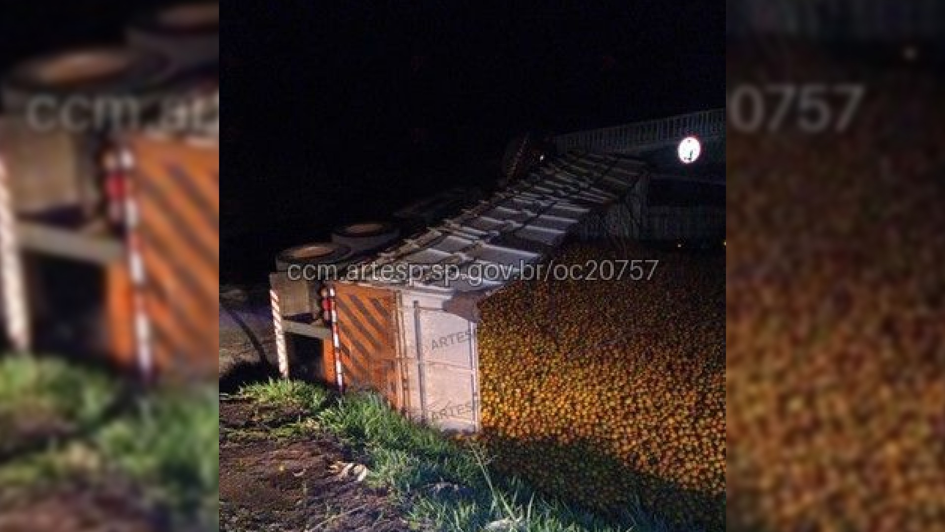 Carreta carregada com laranjas tomba e interdita alça de acesso da Rodovia Castello Branco em Itatinga