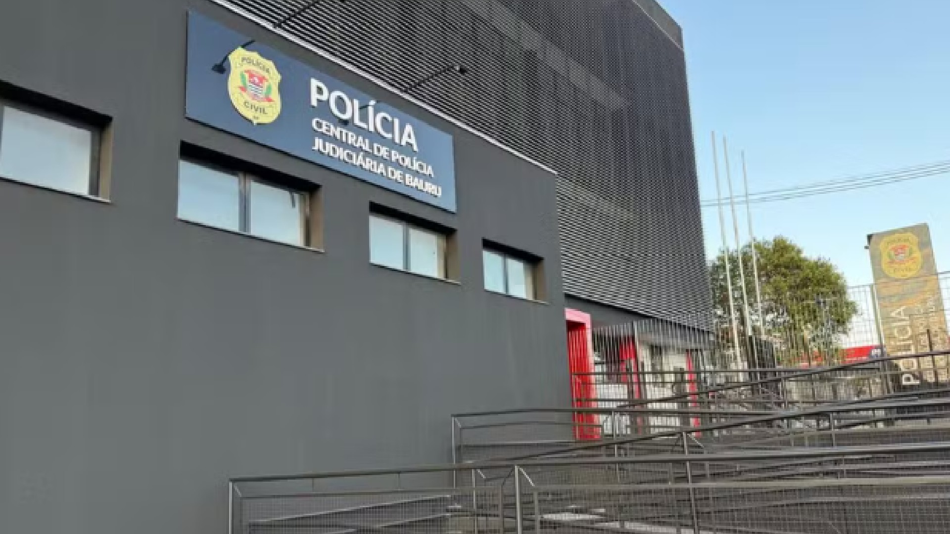 Motorista com CNH vencida tenta fugir da PM, avança contra policial e é detida em Bauru