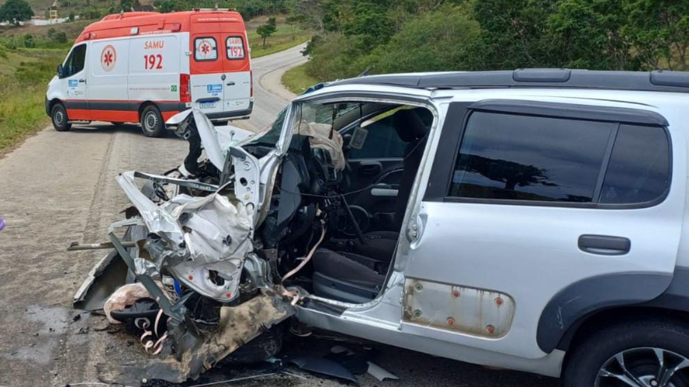 Três pessoas morrem e duas ficam feridas em acidente na BR-104 em Panelas