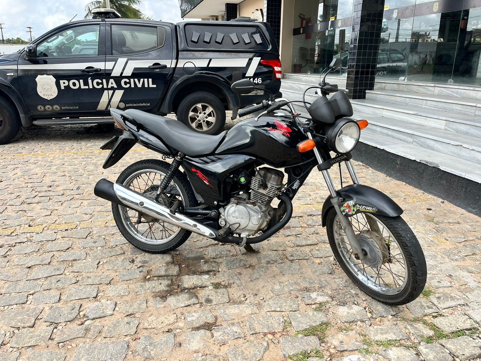 Moto com placa informada em aplicativo foi localizada pela polícia, mas teria sido clonada — Foto: Vinícius Marinho/Inter TV Cabugi