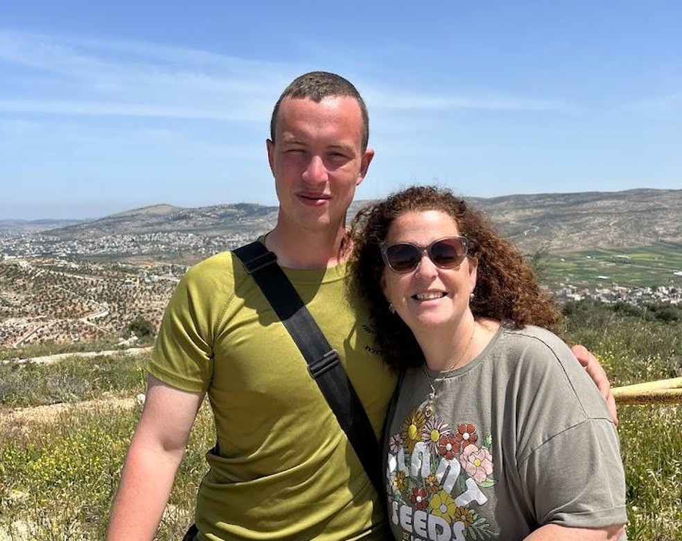 Maurício Bekin Wencik e a mãe, Thatiana Bekin Wencik, moram em Israel há 10 anos — Foto: Arquivo Pessoal