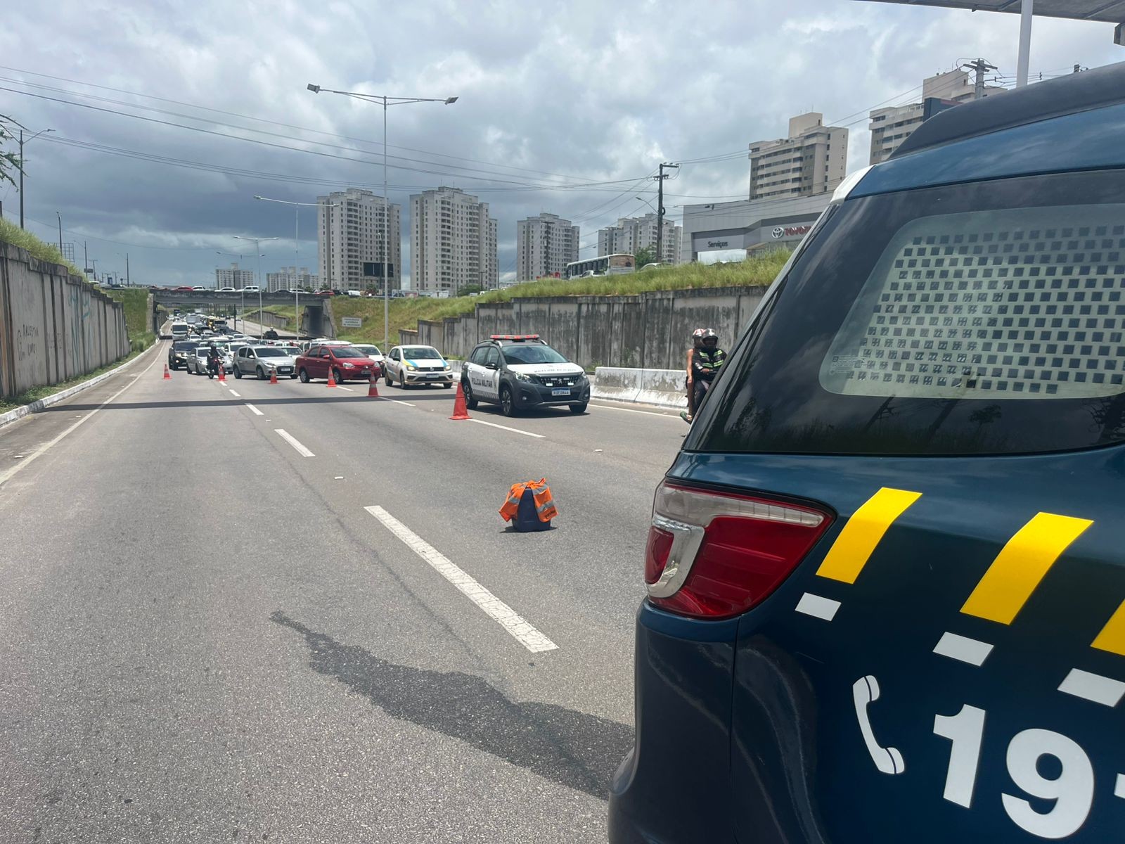 Motorista de aplicativo morre após bater moto em caminhão na BR-101
