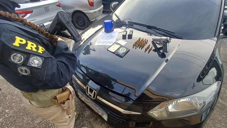 Falso policial e comparsa são presos na Via Dutra, em Piraí