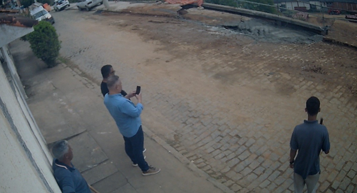 Vídeo mostra desmoronamento durante obra em rua de Teresópolis; morador ironiza reparos: 'Vocês estão de parabéns'