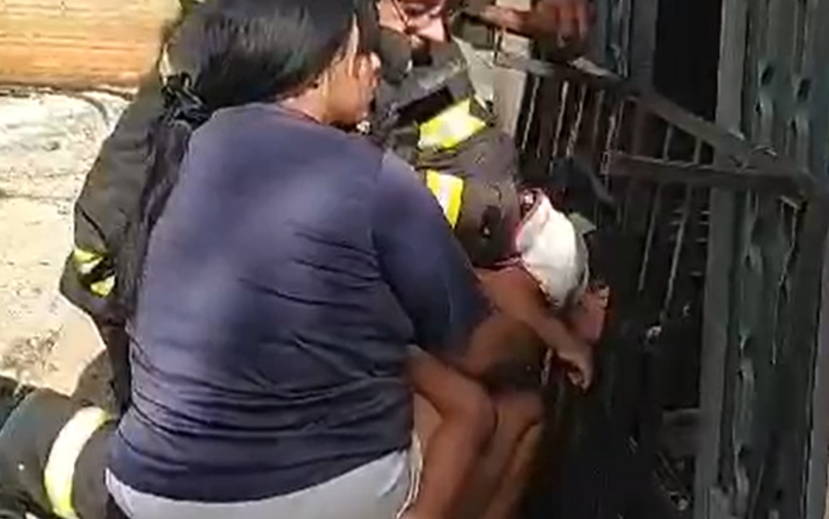 Bebê é resgatado após ficar com a cabeça presa a grade; vídeo