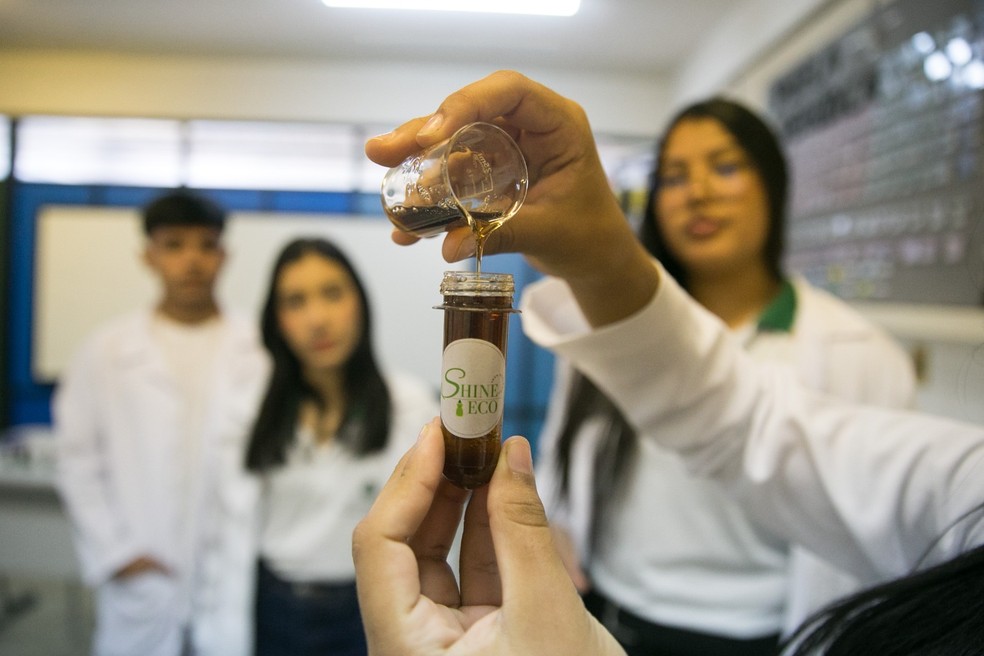 Detergente desenvolvido por alunos de escola pública no Ceará busca reduzir impactos ambientais — Foto: Kid Júnior/SVM