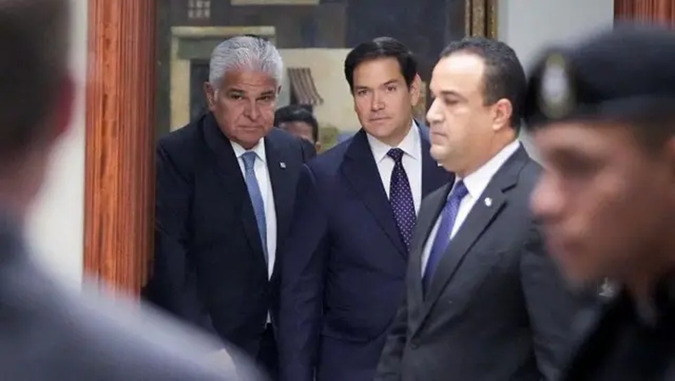O presidente do Panamá, José Raúl Mulino (esq.), e o secretário de Estado dos Estados Unidos, Marco Rubio (centro). — Foto: Mark Schiefelbein/Pool via Reuters