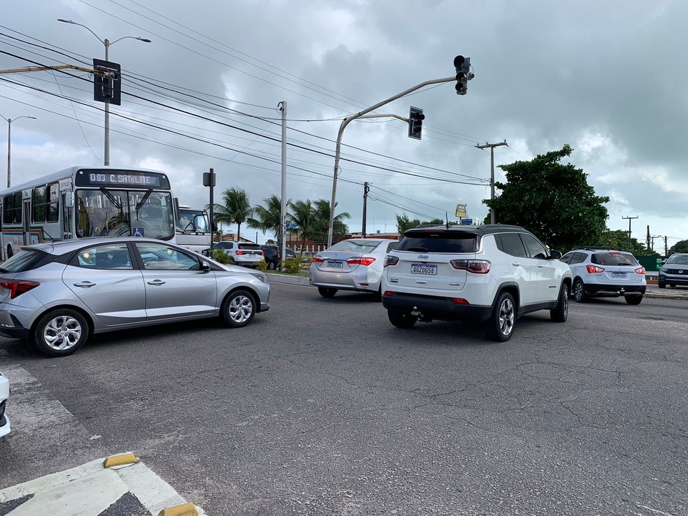 Semáforo quebrado na avenida Roberto Freire, na Zona Sul de Natal — Foto: Gustavo Brendo/Inter TV Cabugi