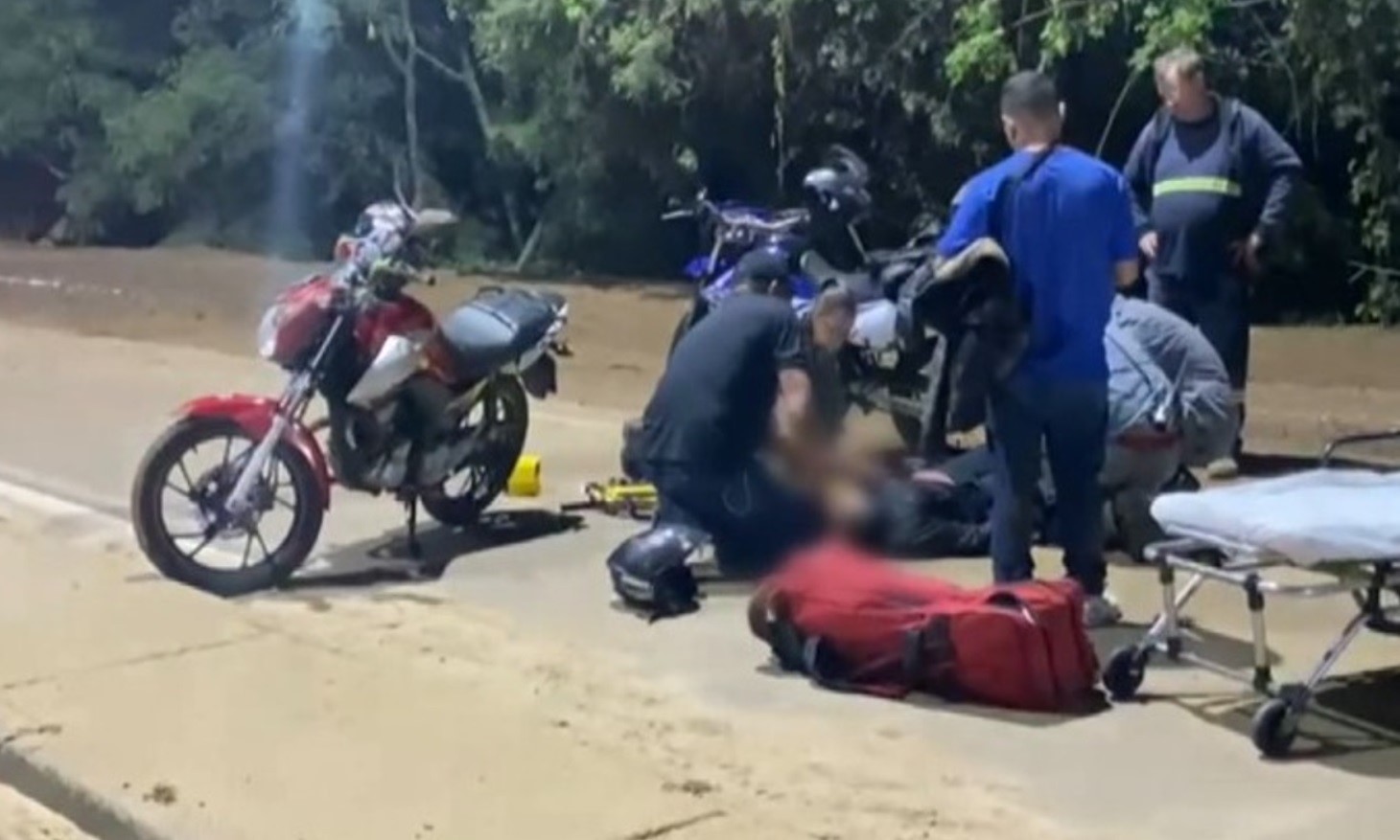 Com trânsito liberado mas sem limpeza completa, Estrada do Bongue tem acidente e manobras arriscadas em meio à lama após Rio Piracicaba transbordar 