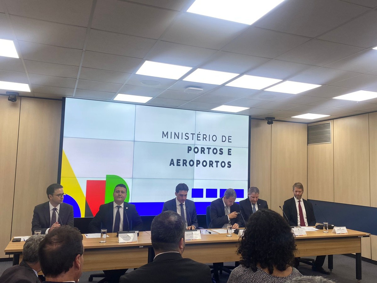 Prometido para este ano, 'Voa Brasil' só será anunciado em 2024, diz ministro dos Portos e Aeroportos 