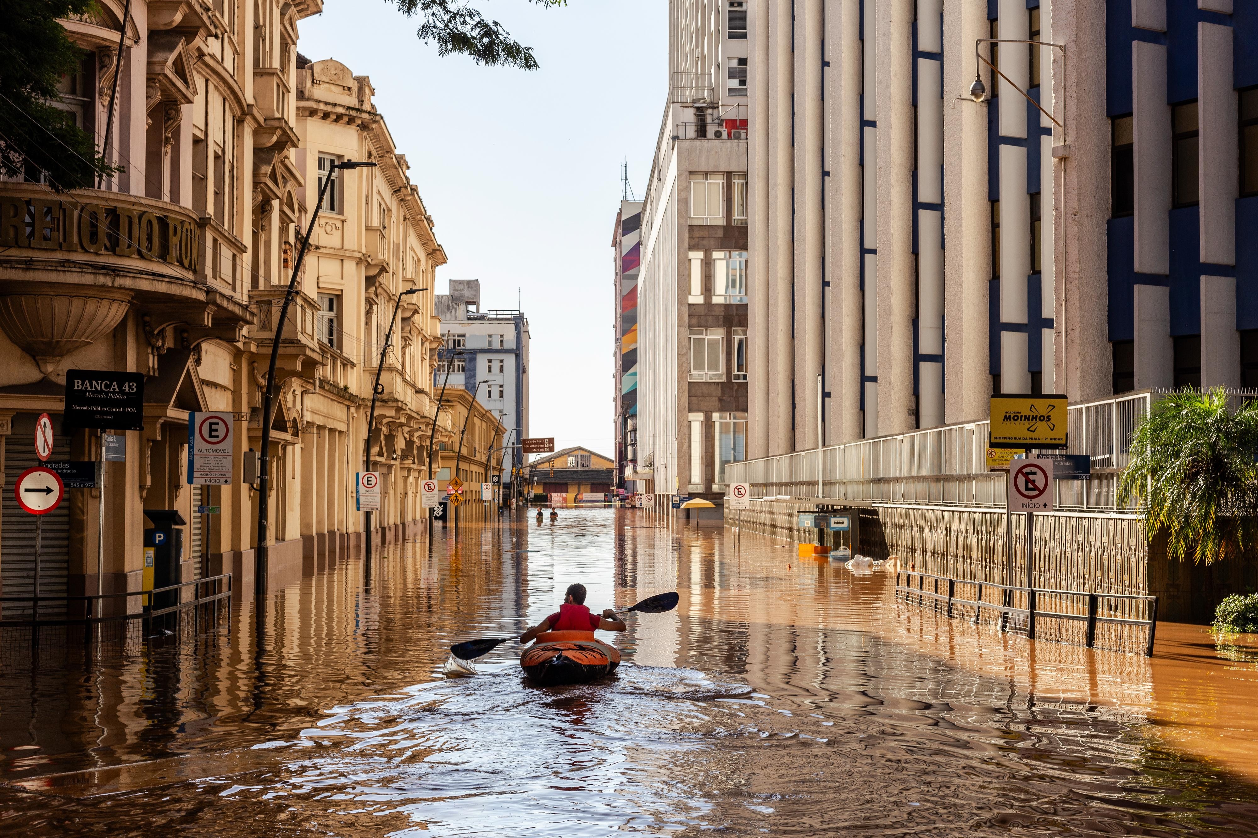 Brasileiro disputa prêmio internacional com foto das enchentes no Rio Grande do Sul; veja 10 fotos dos finalistas