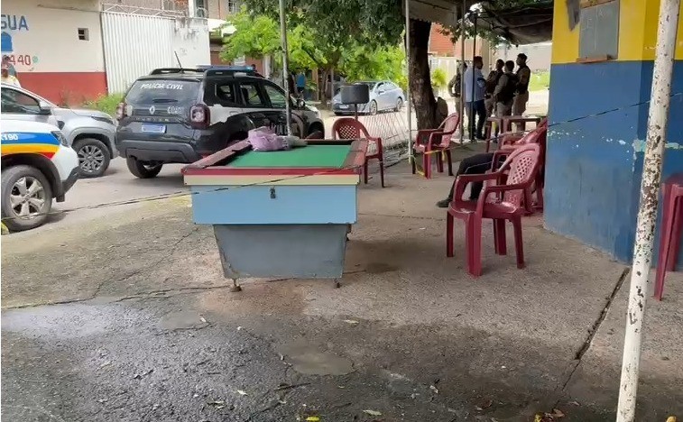 Homem é assassinado a tiros na porta de um bar em Governador Valadares 