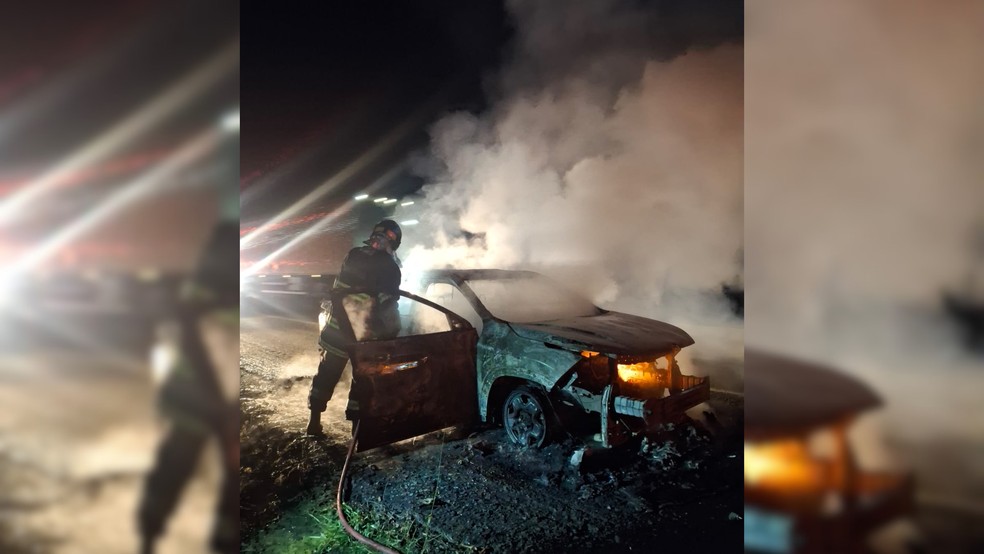 1 de 2
Caminhonete pega fogo e fica destru&iacute;da na Rodovia Castello Branco em Pardinho &mdash; Foto: Corpo de Bombeiros/Divulga&ccedil;&atilde;o