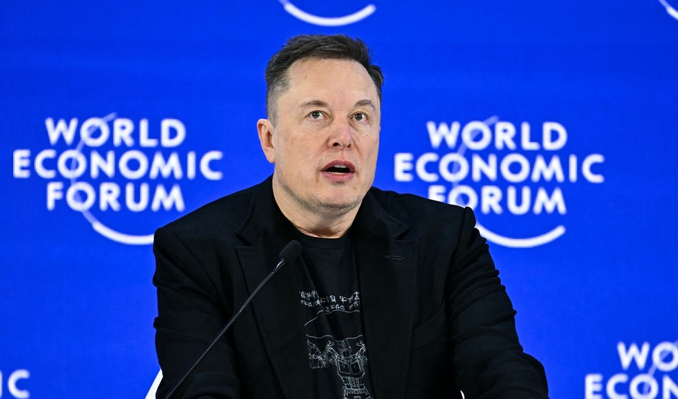 Elon Musk no Fórum Econômico Mundial, em Davos (Suíça), em janeiro de 2026 — Foto: FABRICE COFFRINI / AFP