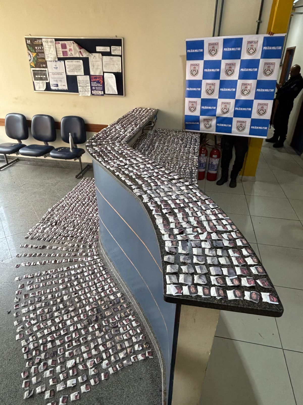 Grande quantidade de drogas é encontrada enterrada nos fundos de casa em Valença