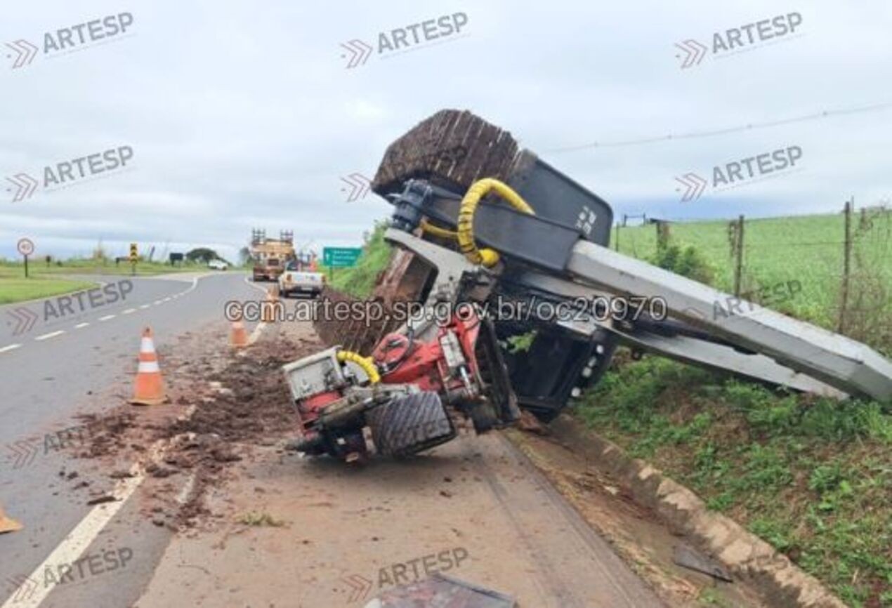 Trator tomba e interdita parcialmenter trecho da Rodovia Raposo Tavares em Piraju